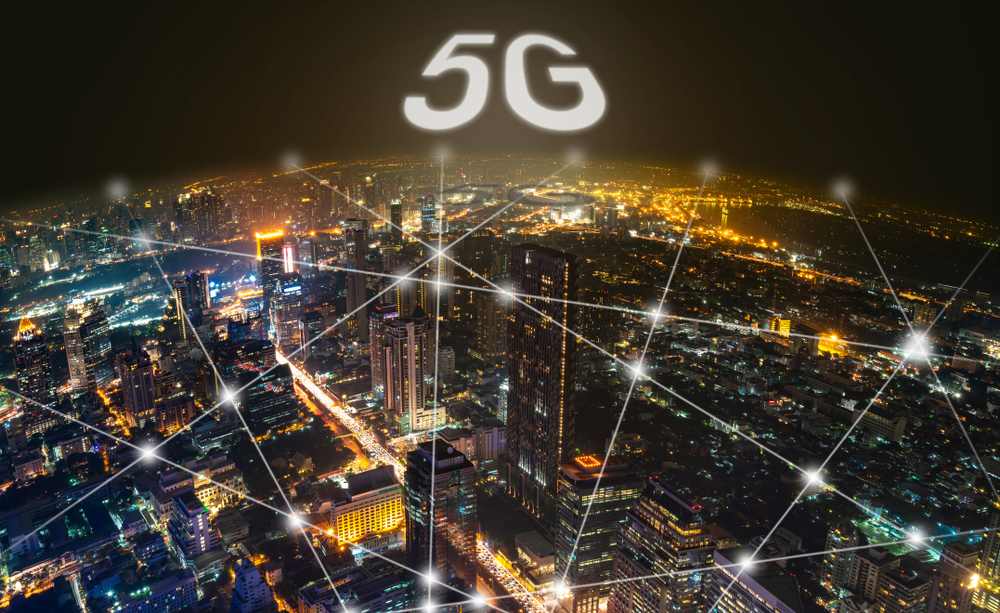 Fotomontaje mostrando conexiones 5G sobre una ciudad