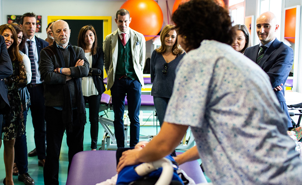 Una profesional sanitaria muestra a un grupo de personas c&oacute;mo funciona el SmartVest