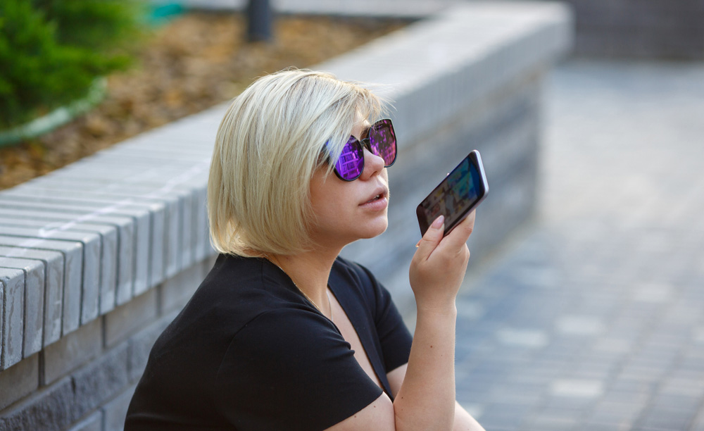 Una mujer utiliza un lector de pantalla en su tel&eacute;fono m&oacute;vil