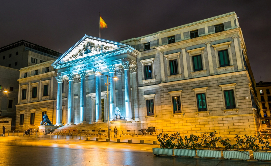 Fotograf&iacute;a del Congreso de los Diputados con la iluminaci&oacute;n nocturna