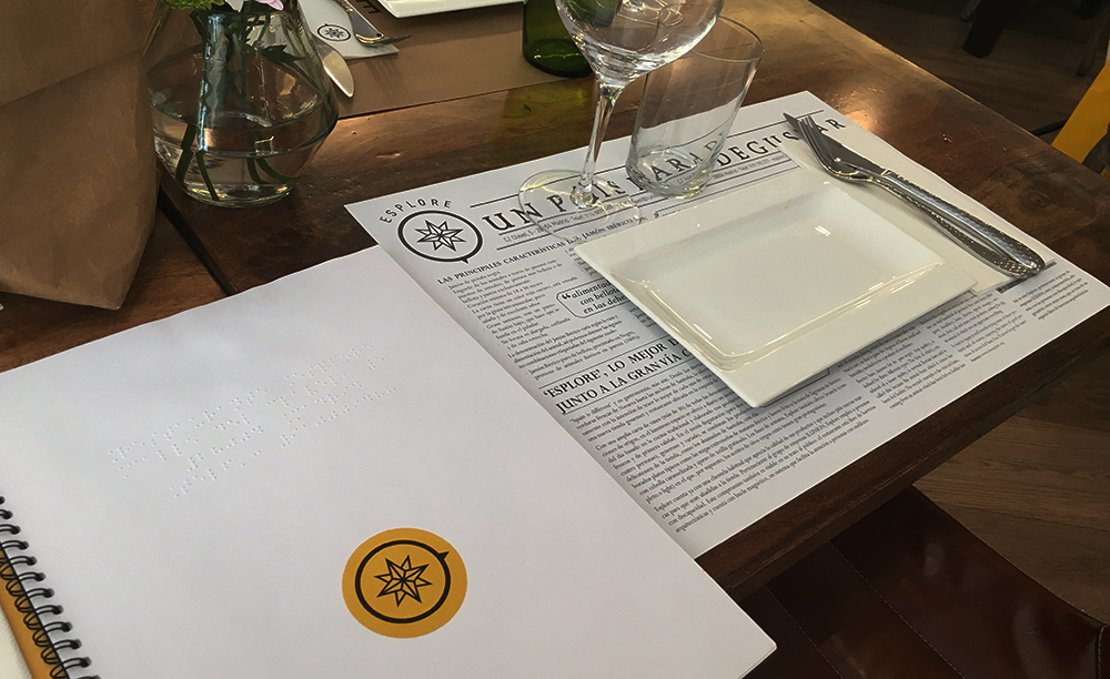 Imagen de una mesa en un restaurante Esplore con la carta en Braille