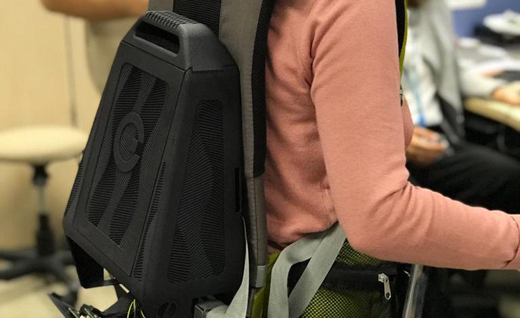 Una mujer utiliza un exoesqueleto de Gogoa fabricado por impresi&oacute;n 3D