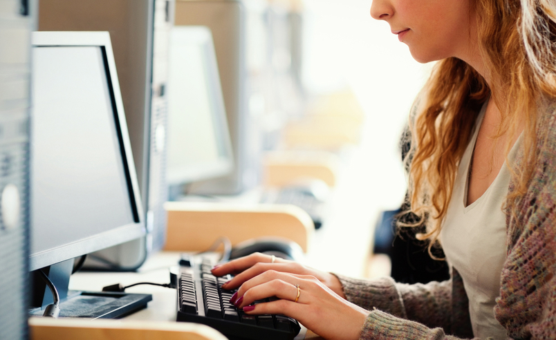 Una mujer aprende a utilizar un ordenador