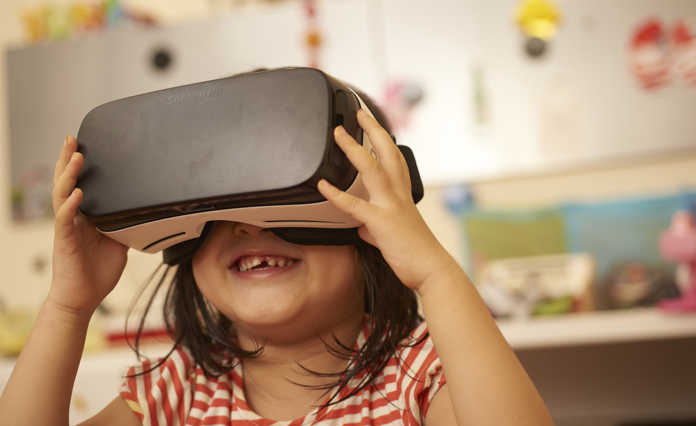 Una ni&ntilde;a utiliza unas Samsung Gear VR en un colegio