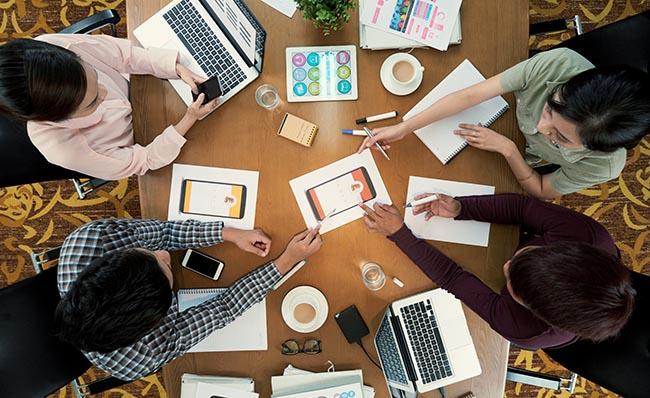 Un equipo de personas trabaja en el desarrollo de una aplicaci&oacute;n para m&oacute;viles