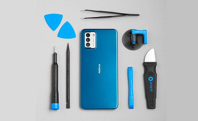 Imagen del Nokia G22 junto a distintas herramientas para facilitar su reparaci&oacute;n en caso de aver&iacute;a