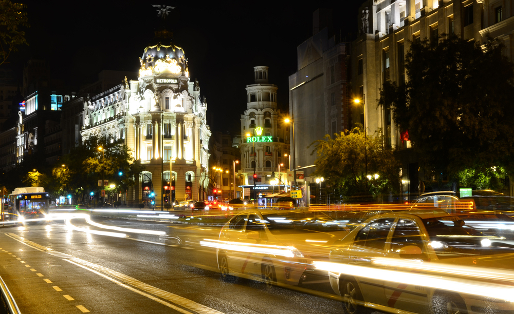 Imagen de veh&iacute;culos en movimiento por la noche en una calle de Madrid.
