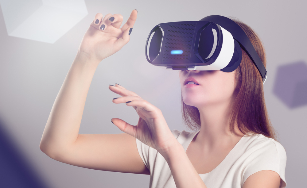 Una mujer utiliza unas gafas de realidad virtual