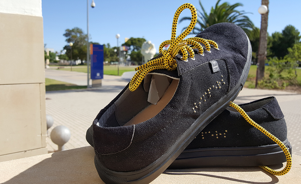 Imagen de dos zapatillas personalizadas en braille